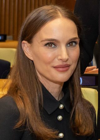 Natalie_Portman_2023 European Commission Vice-President Dubravka Suica, center, greets actresses Natalie Portman, left and Ashley Judd at the SDG High Impact Spotlight Initiative on Sept. 17, 2023, in New York.